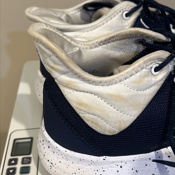 Nike women’s basketball shoe 8 1/2 - Picture 2 of 6